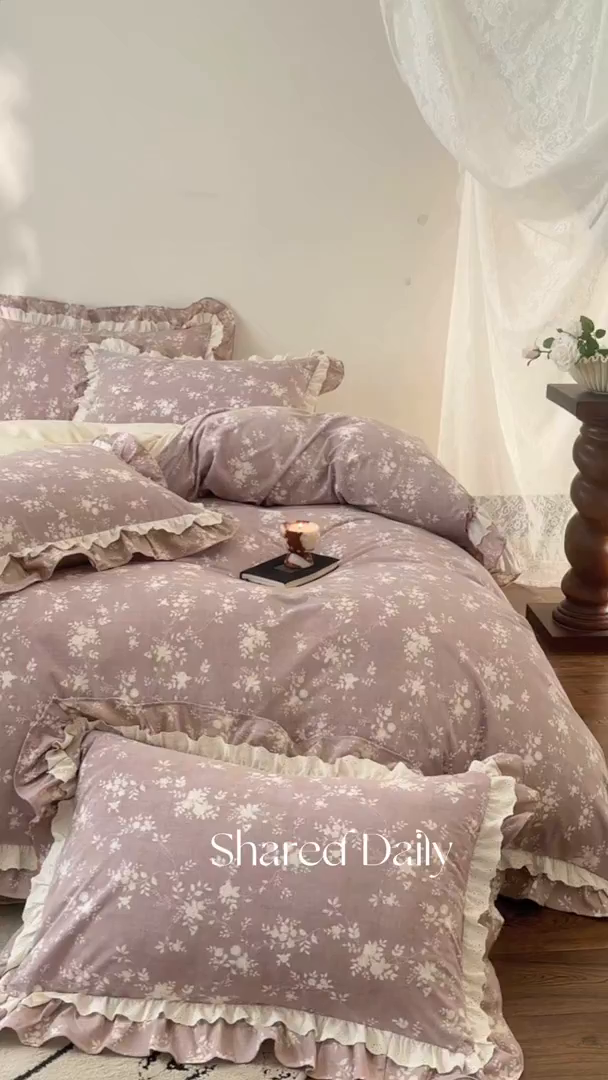 91家纺网 家纺一手货源 找家纺 金奇达家纺 2025新款A类保暖羽零™空气拉绒加厚法式荷叶边四件套热肤膜【森屿集】（会员减50元） 热肤膜【森屿集】系列，标准号全网控价（折后券后）不低于228元  樱粉晨曦