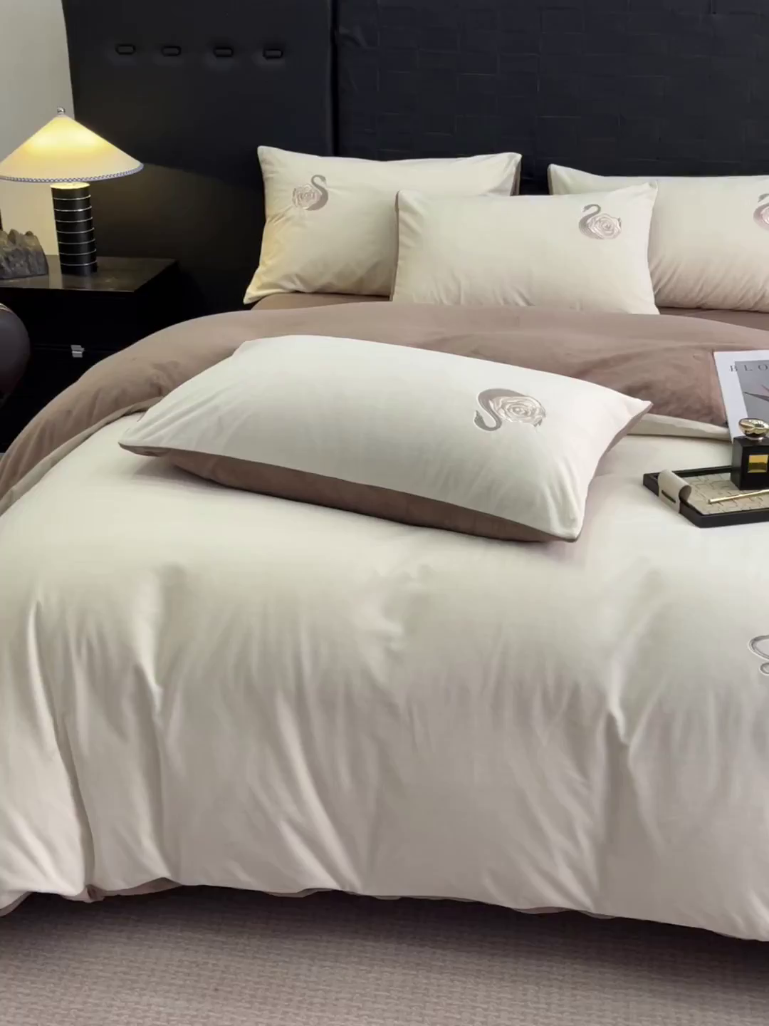 91家纺网 家纺一手货源 找家纺 如一 2025新款水晶绒刺绣四件套 天鹅-奶昔白