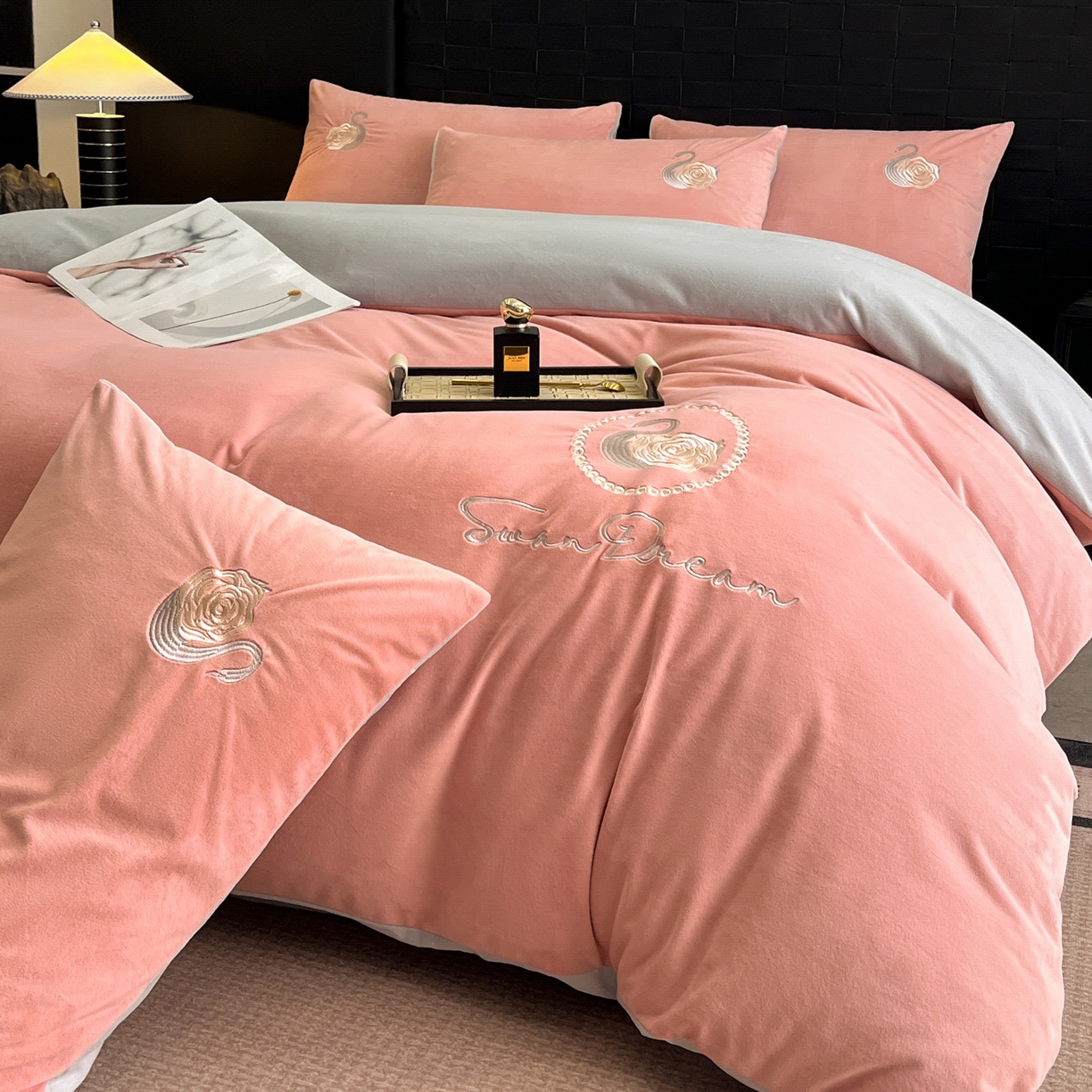 91家纺网 家纺一手货源 找家纺 如一 2025新款水晶绒刺绣四件套 天鹅-浅豆沙