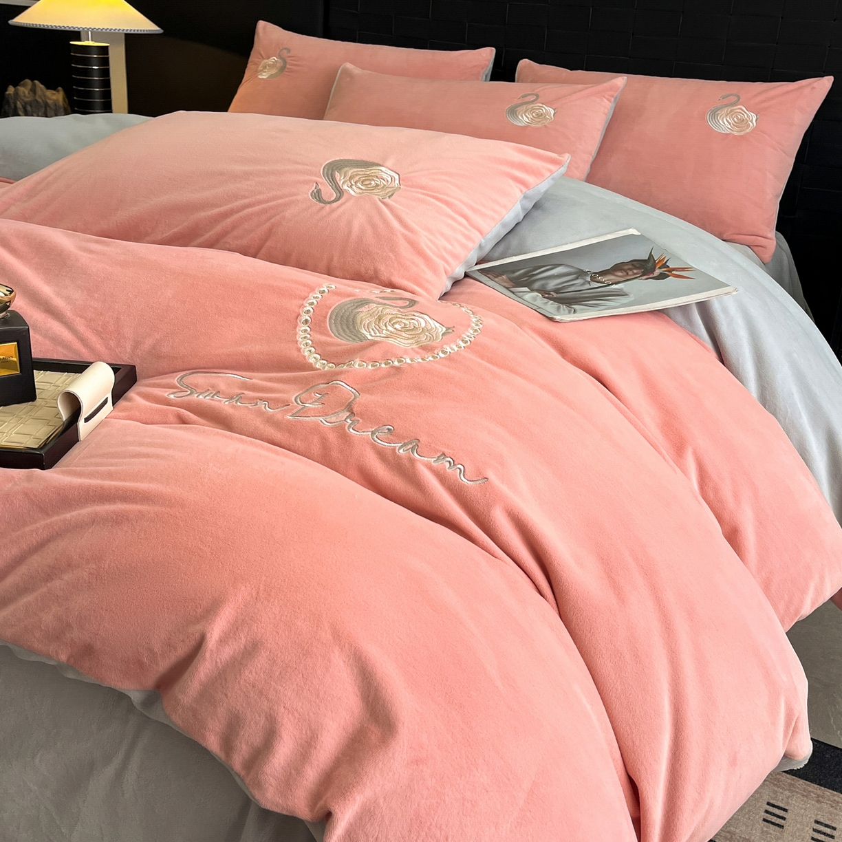 91家纺网 家纺一手货源 找家纺 如一 2025新款水晶绒刺绣四件套 天鹅-浅豆沙