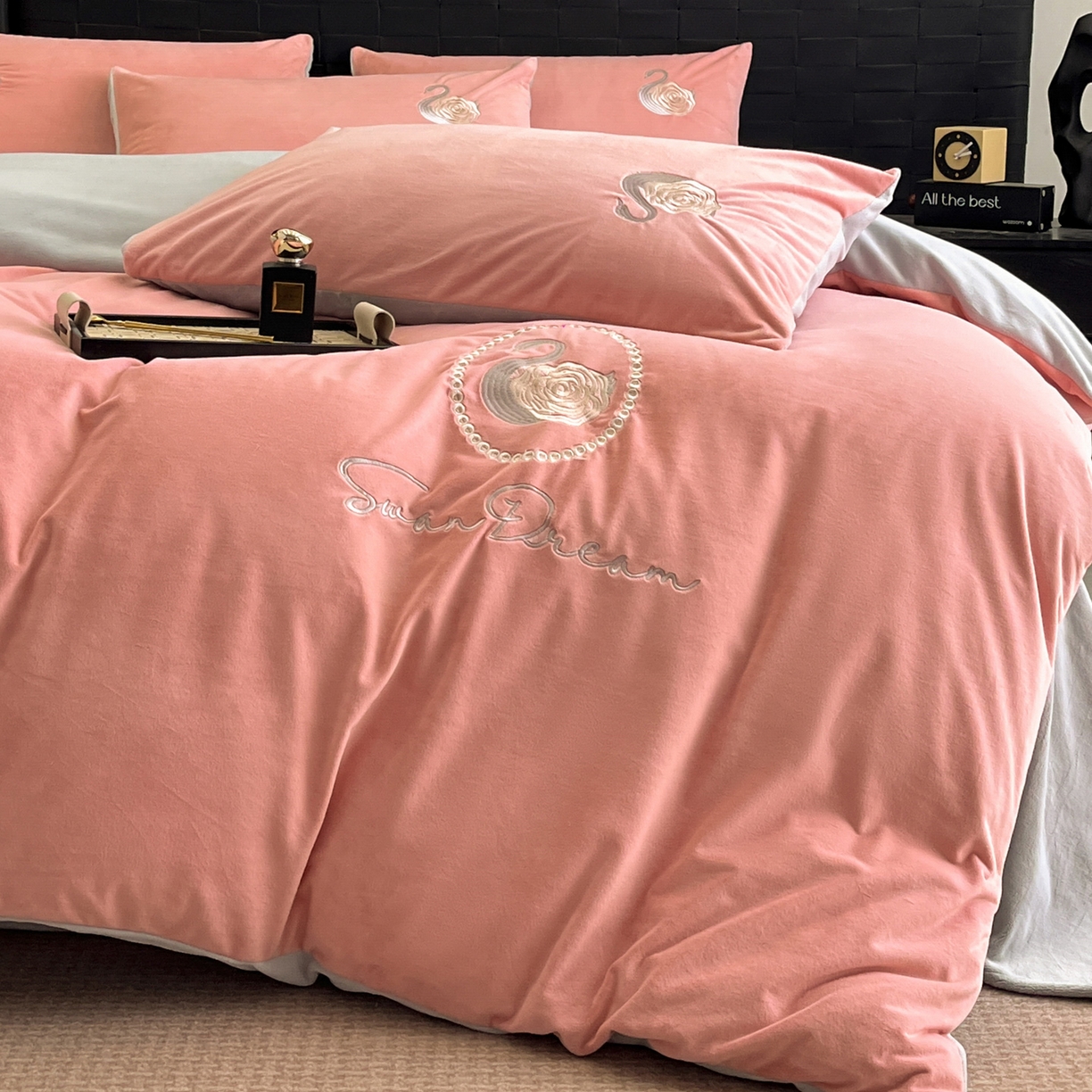 91家纺网 家纺一手货源 找家纺 如一 2025新款水晶绒刺绣四件套 天鹅-浅豆沙