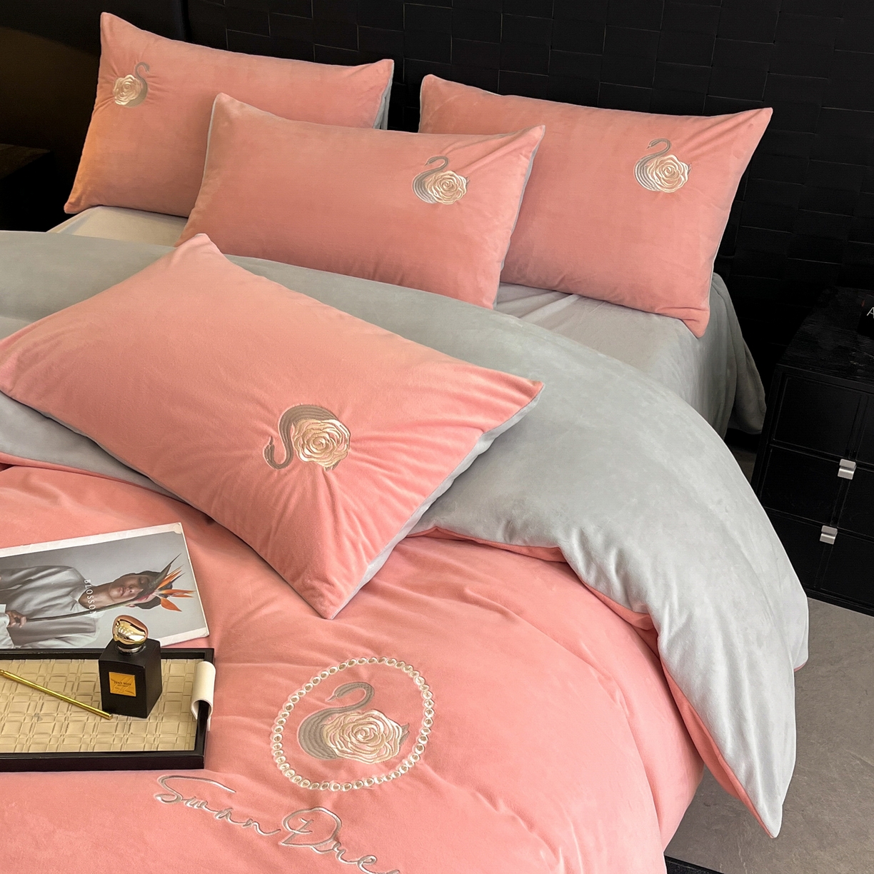 91家纺网 家纺一手货源 找家纺 如一 2025新款水晶绒刺绣四件套 天鹅-浅豆沙