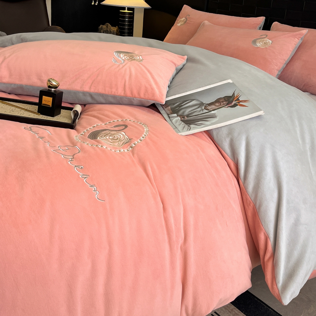 91家纺网 家纺一手货源 找家纺 如一 2025新款水晶绒刺绣四件套 天鹅-浅豆沙