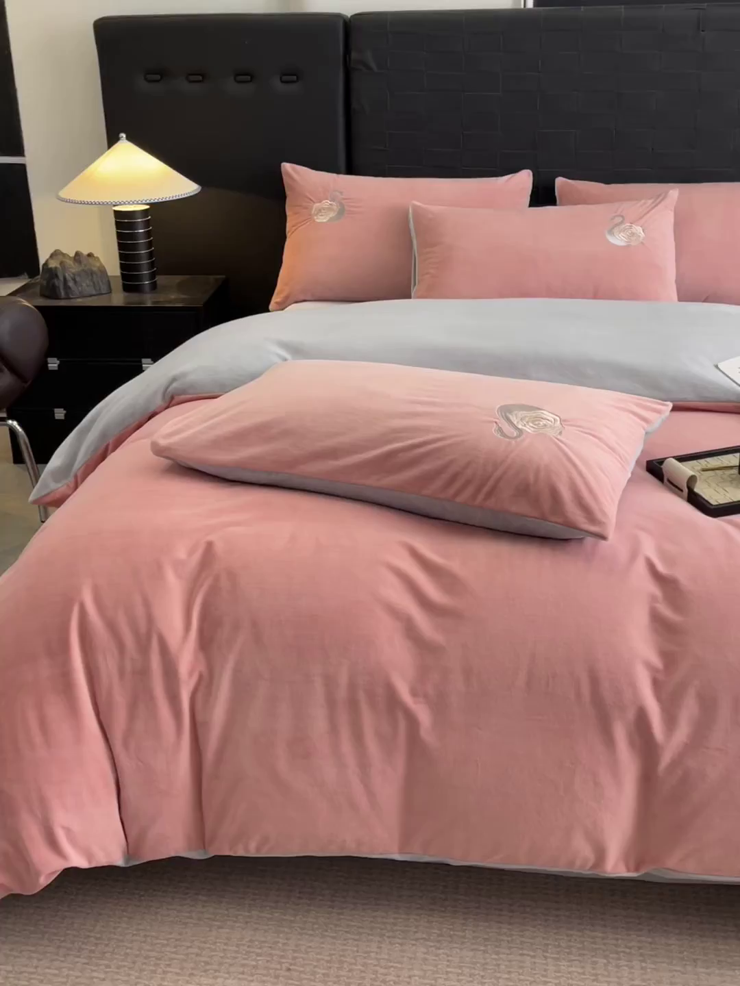 91家纺网 家纺一手货源 找家纺 如一 2025新款水晶绒刺绣四件套 天鹅-浅豆沙