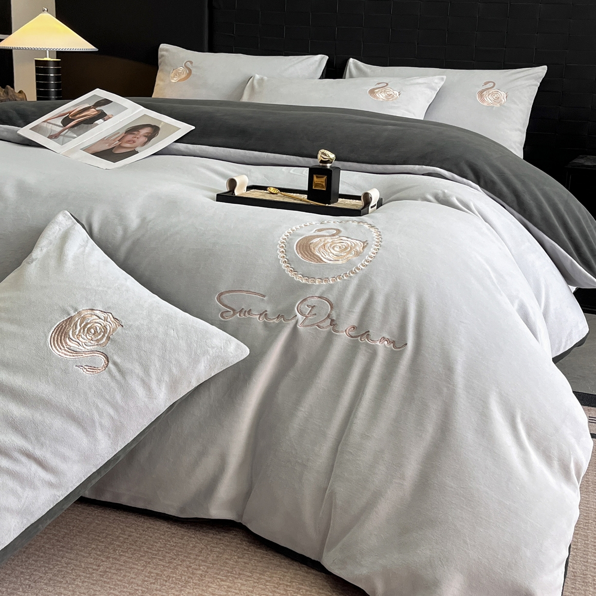 91家纺网 家纺一手货源 找家纺 如一 2025新款水晶绒刺绣四件套 天鹅-星辰银