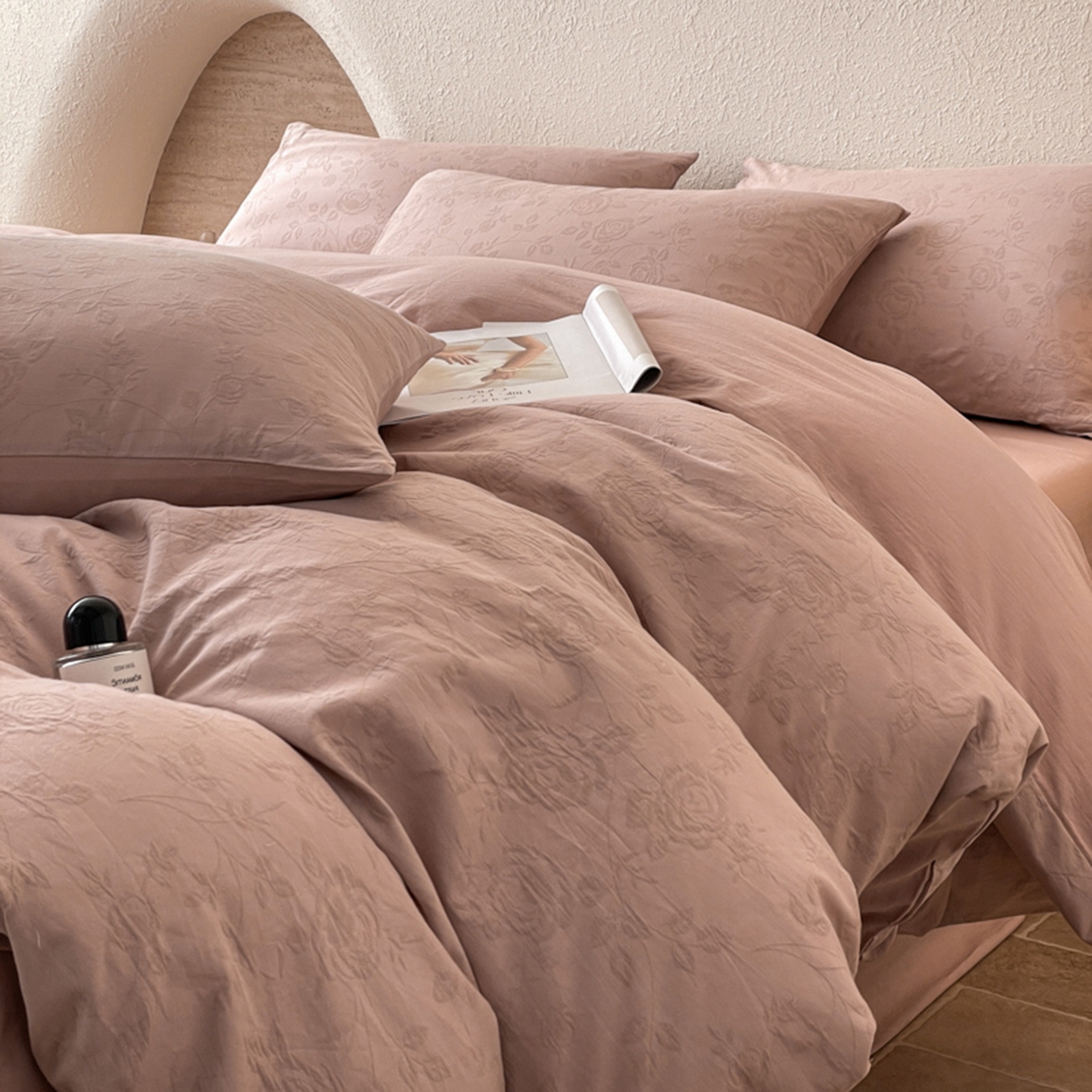 91家纺网 家纺一手货源 找家纺 宜代光年 2025新款三层纱60s水洗棉提花系列四件套 陌上花开-粉