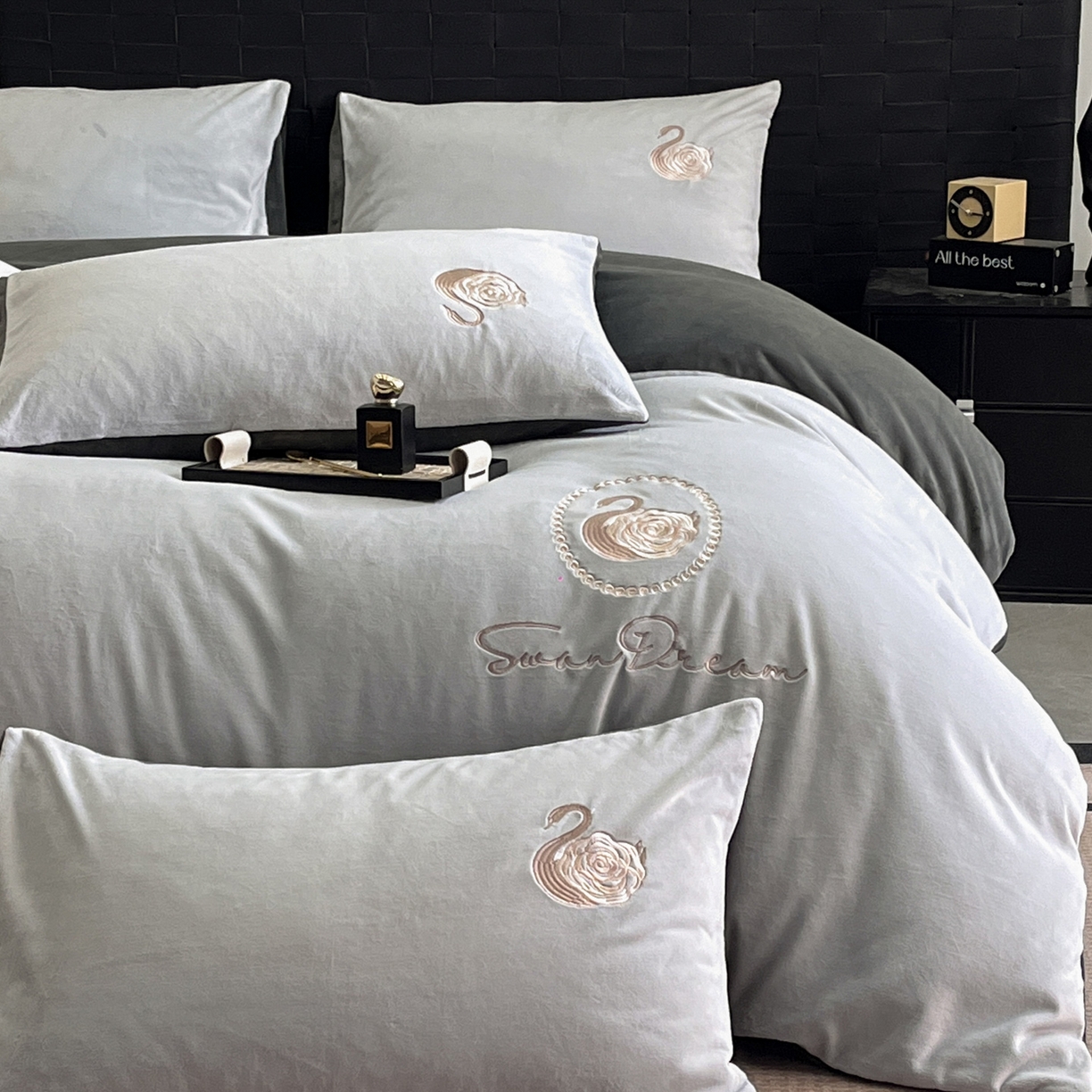 91家纺网 家纺一手货源 找家纺 如一 2025新款水晶绒刺绣四件套 天鹅-星辰银