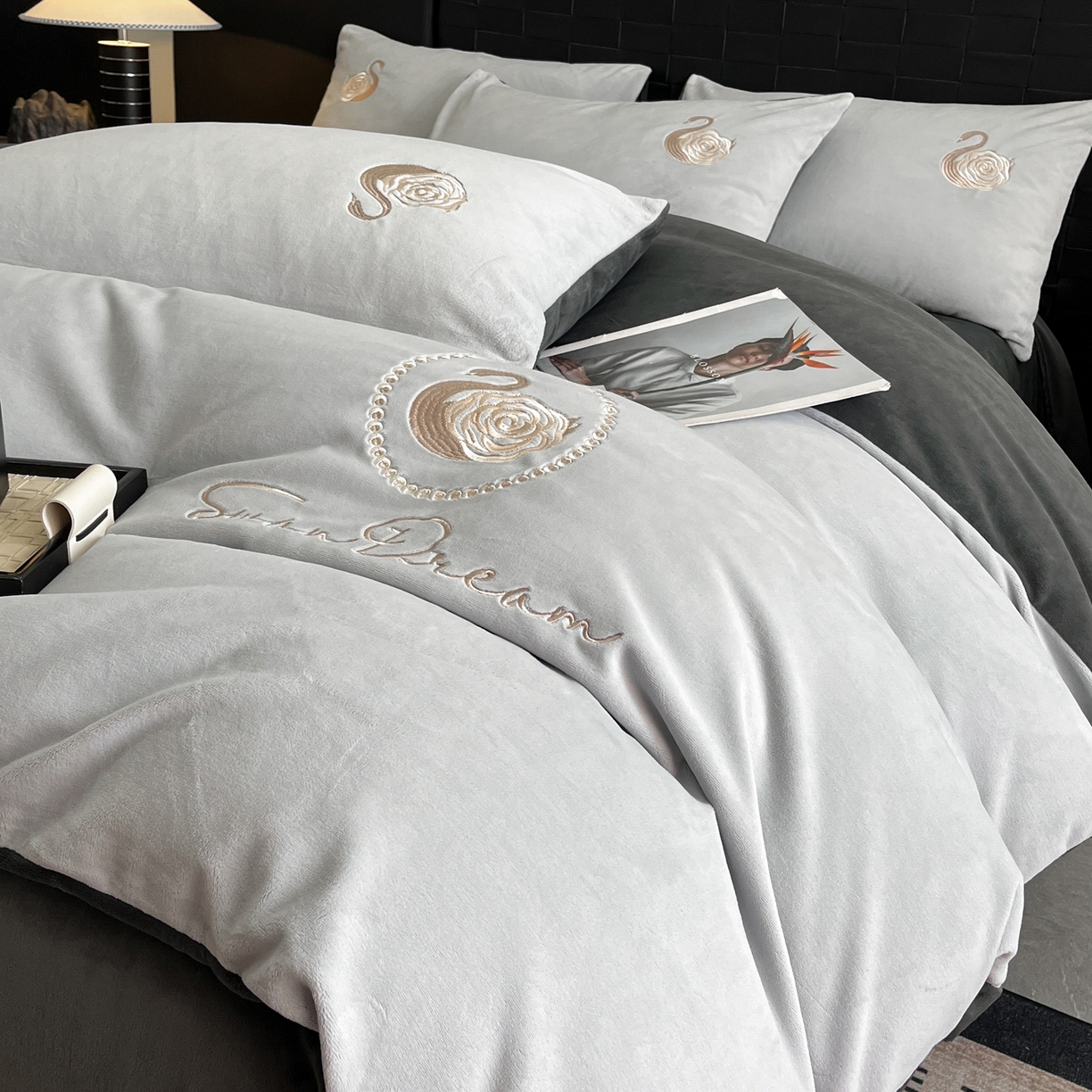 91家纺网 家纺一手货源 找家纺 如一 2025新款水晶绒刺绣四件套 天鹅-星辰银