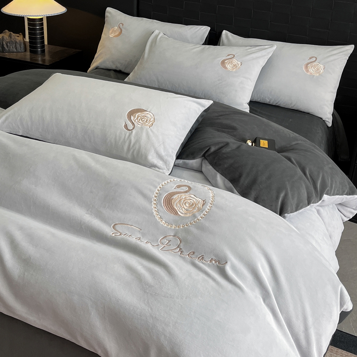 91家纺网 家纺一手货源 找家纺 如一 2025新款水晶绒刺绣四件套 天鹅-星辰银