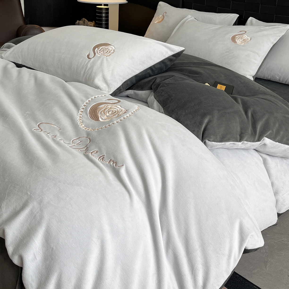 91家纺网 家纺一手货源 找家纺 如一 2025新款水晶绒刺绣四件套 天鹅-星辰银