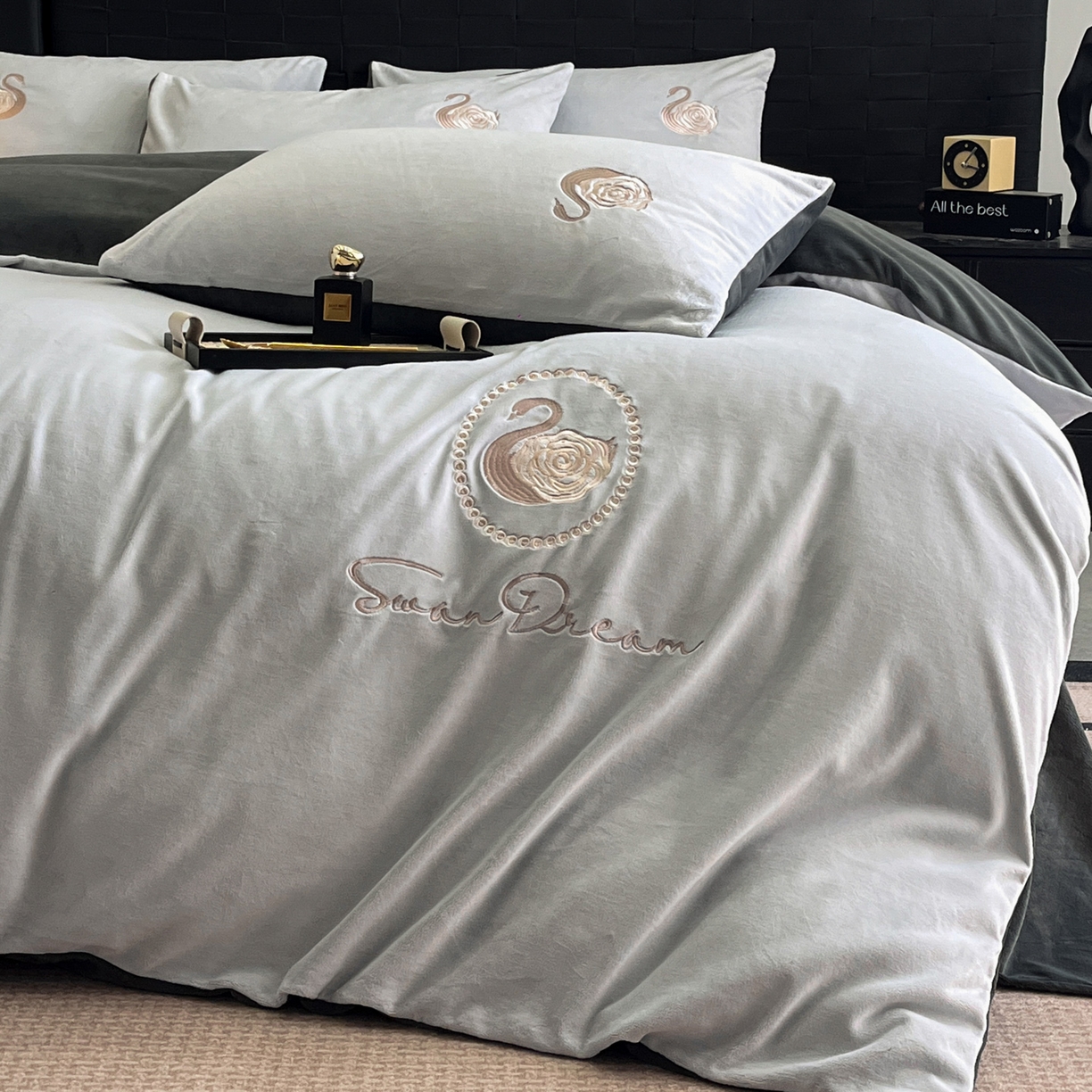 91家纺网 家纺一手货源 找家纺 如一 2025新款水晶绒刺绣四件套 天鹅-星辰银