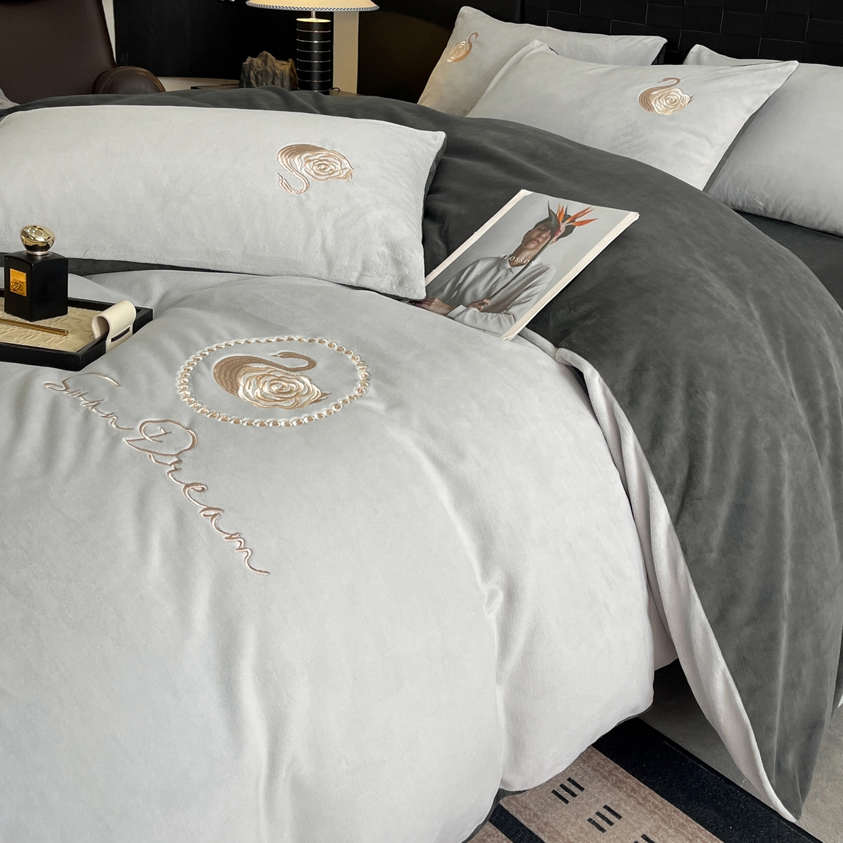 91家纺网 家纺一手货源 找家纺 如一 2025新款水晶绒刺绣四件套 天鹅-星辰银