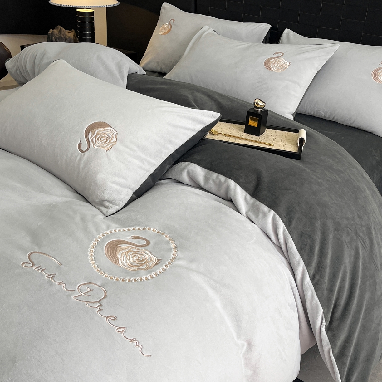 91家纺网 家纺一手货源 找家纺 如一 2025新款水晶绒刺绣四件套 天鹅-星辰银