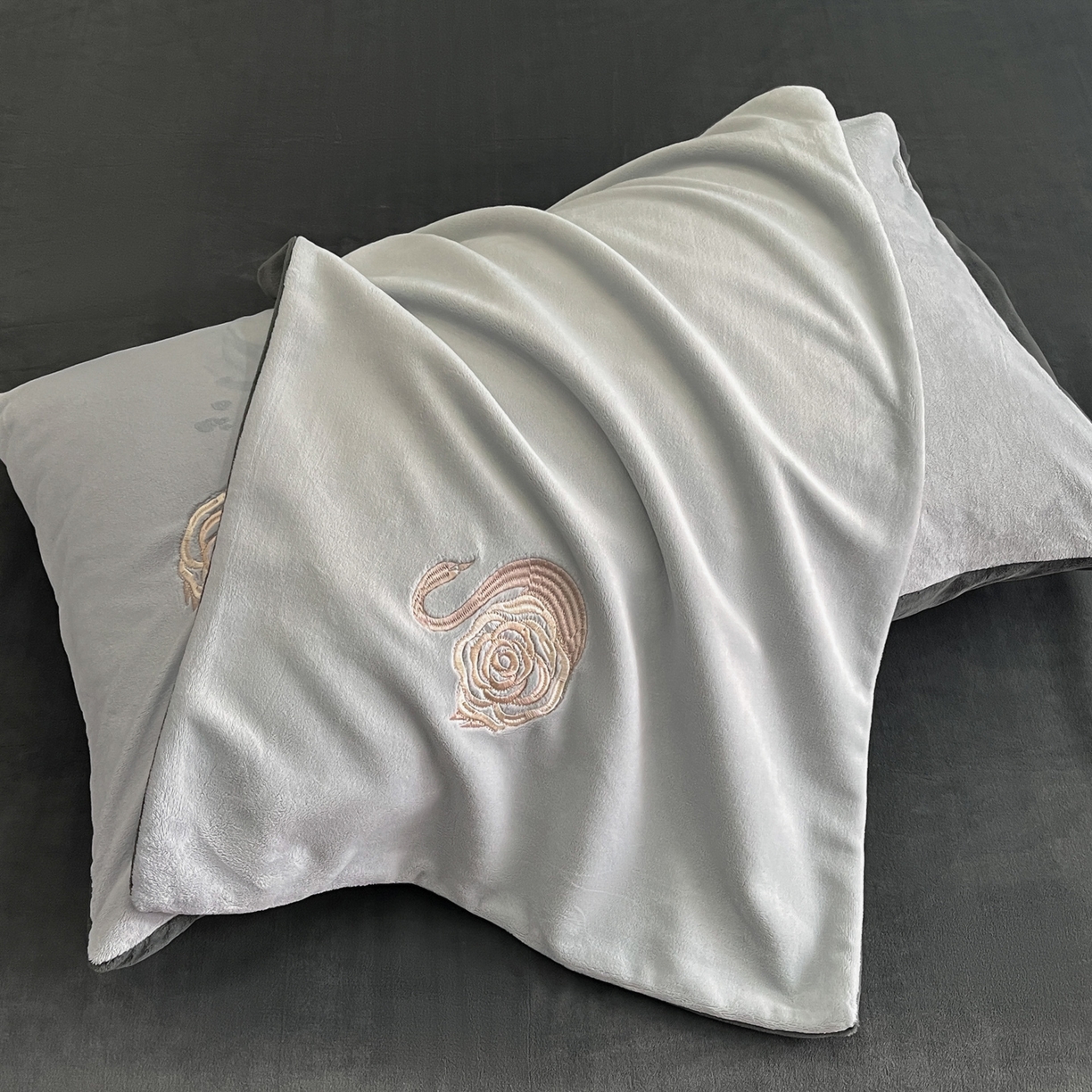 91家纺网 家纺一手货源 找家纺 如一 2025新款水晶绒刺绣四件套 天鹅-星辰银