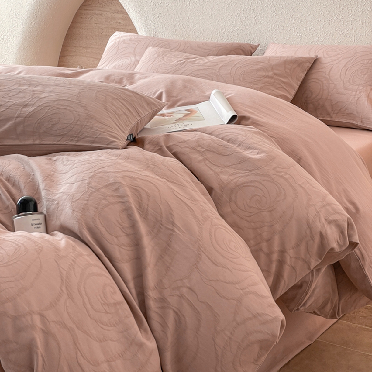 91家纺网 家纺一手货源 找家纺 宜代光年 2025新款三层纱60s水洗棉提花系列四件套 夜未央-粉