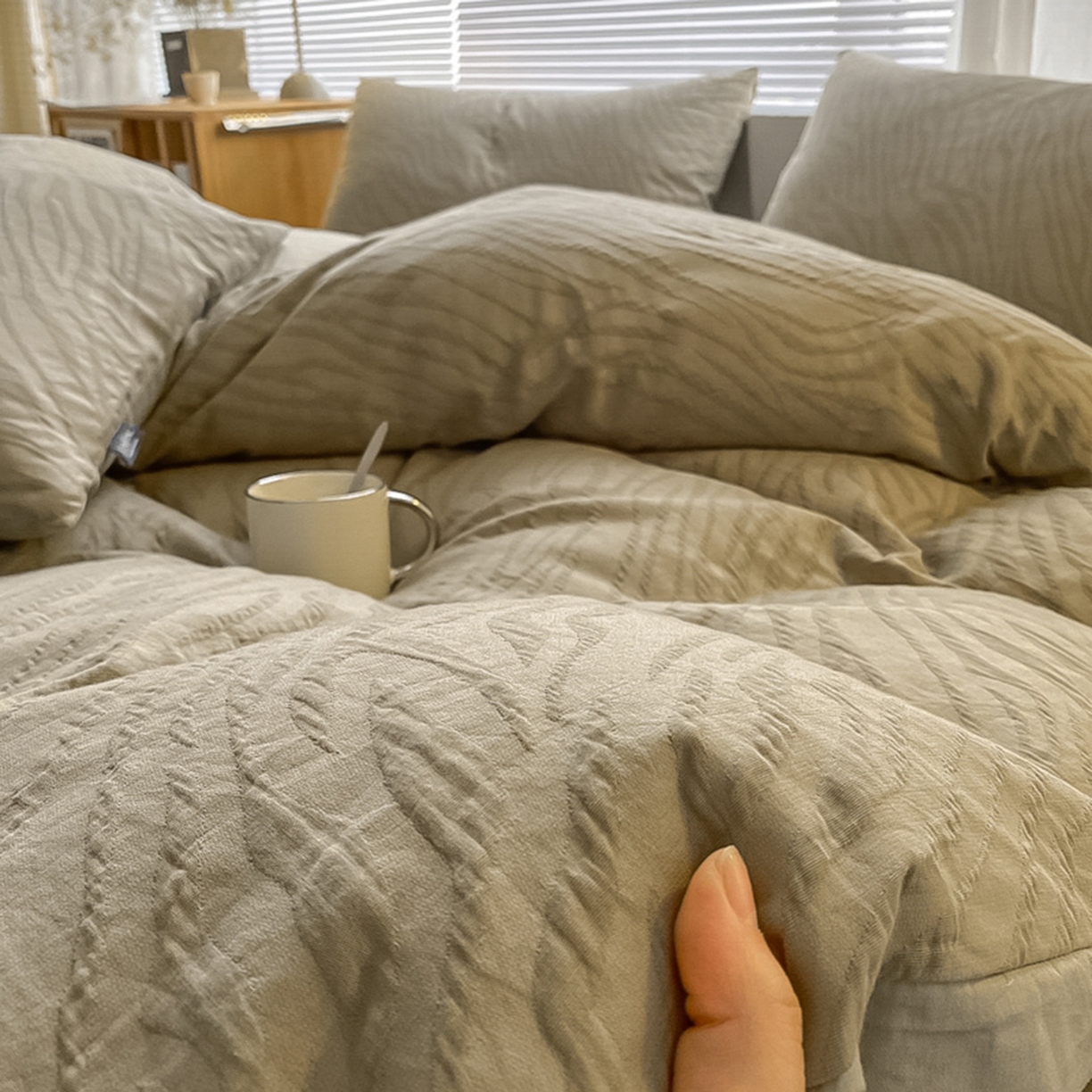 91家纺网 家纺一手货源 找家纺 宜代光年 2025新款三层纱60s水洗棉提花系列四件套 斑马纹