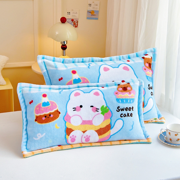 91家纺网 家纺一手货源 找家纺 吉咪兔家纺 25年新款大版定位图案儿童卡通牛奶绒枕套加厚秋冬季宝宝枕头套幼儿园枕芯套蛋糕猫咪
