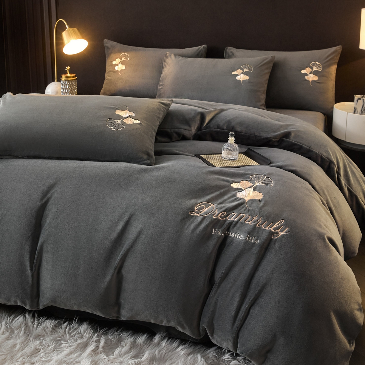 91家纺网 家纺一手货源 找家纺 如一 2025新款水晶绒刺绣四件套 银杏-高级灰