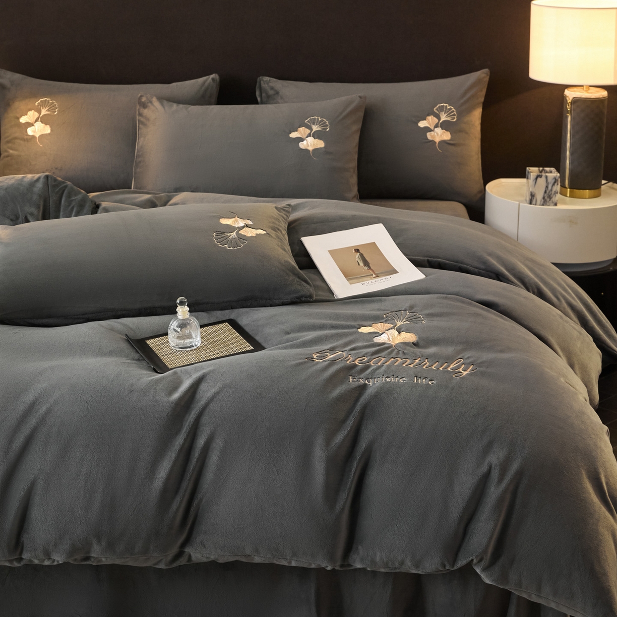 91家纺网 家纺一手货源 找家纺 如一 2025新款水晶绒刺绣四件套 银杏-高级灰