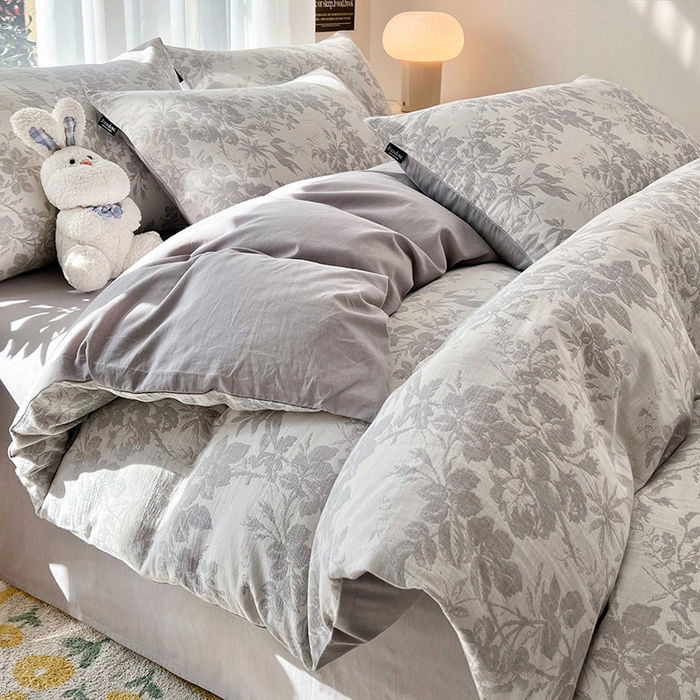 91家纺网 家纺一手货源 找家纺 宜代光年 2025新款三层纱60s水洗棉提花系列四件套 繁花-灰