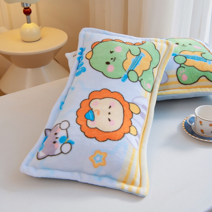 91家纺网 家纺一手货源 找家纺 吉咪兔家纺 25年新款大版定位图案儿童卡通牛奶绒枕套加厚秋冬季宝宝枕头套幼儿园枕芯套吉他恐龙