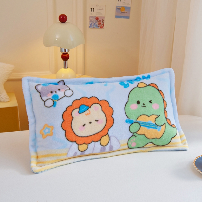 91家纺网 家纺一手货源 找家纺 吉咪兔家纺 25年新款大版定位图案儿童卡通牛奶绒枕套加厚秋冬季宝宝枕头套幼儿园枕芯套吉他恐龙