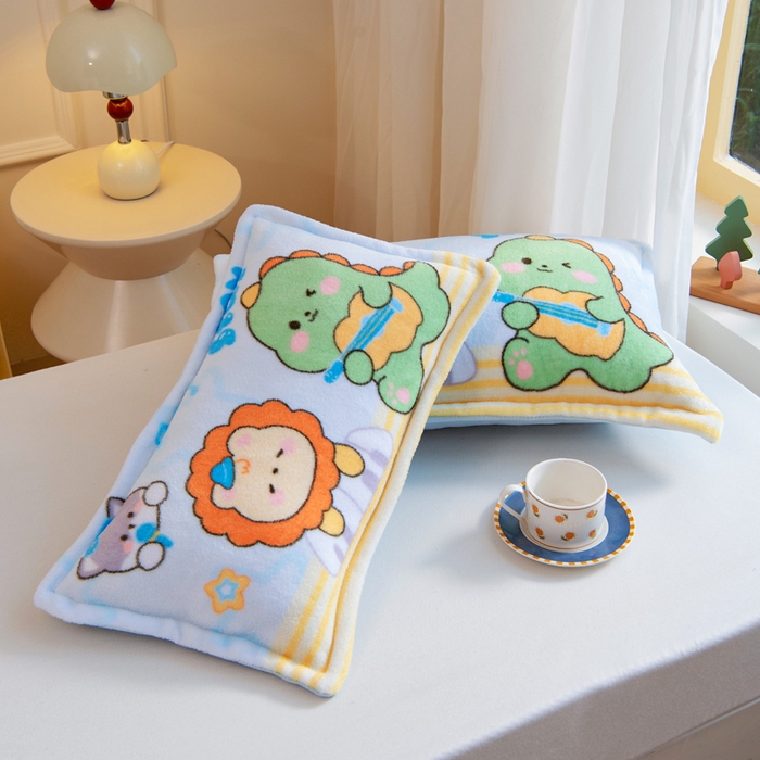 91家纺网 家纺一手货源 找家纺 吉咪兔家纺 25年新款大版定位图案儿童卡通牛奶绒枕套加厚秋冬季宝宝枕头套幼儿园枕芯套吉他恐龙