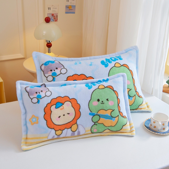 91家纺网 家纺一手货源 找家纺 吉咪兔家纺 25年新款大版定位图案儿童卡通牛奶绒枕套加厚秋冬季宝宝枕头套幼儿园枕芯套吉他恐龙