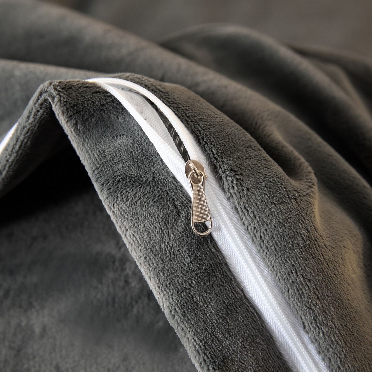 91家纺网 家纺一手货源 找家纺 如一 2025新款水晶绒刺绣四件套 银杏-高级灰