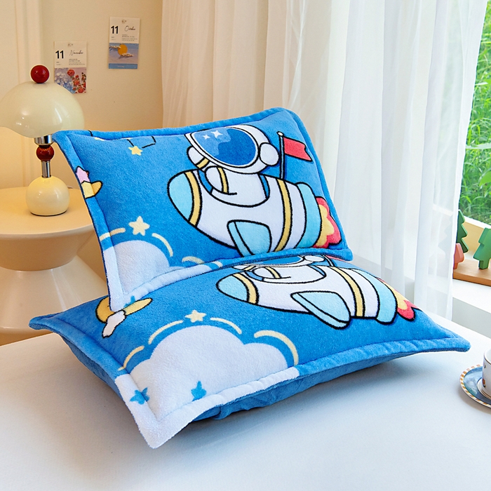 91家纺网 家纺一手货源 找家纺 吉咪兔家纺 25年新款大版定位图案儿童卡通牛奶绒枕套加厚秋冬季宝宝枕头套幼儿园枕芯套探索宇宙