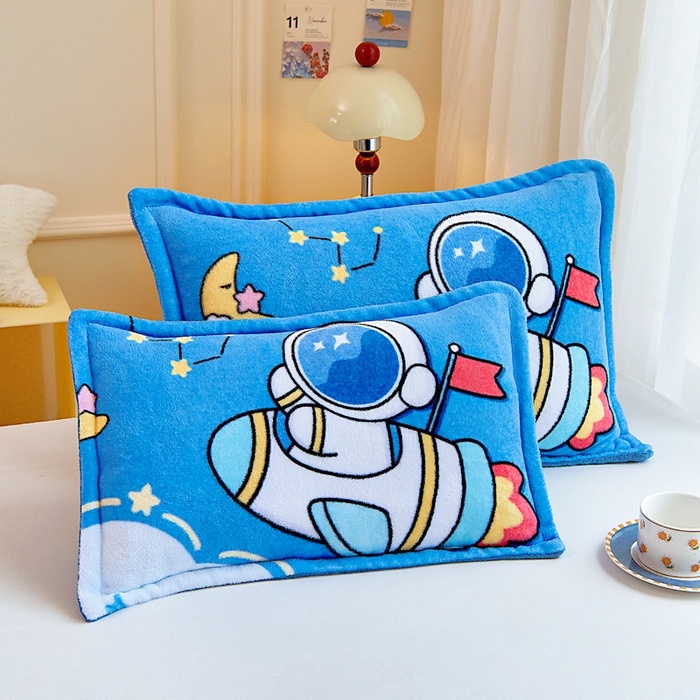 91家纺网 家纺一手货源 找家纺 吉咪兔家纺 25年新款大版定位图案儿童卡通牛奶绒枕套加厚秋冬季宝宝枕头套幼儿园枕芯套探索宇宙