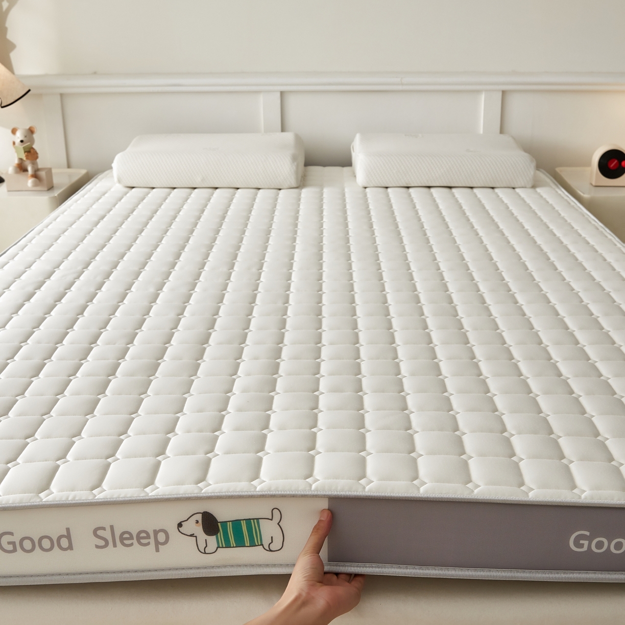 91家纺网 家纺一手货源 找家纺 元昊床垫 2025新款立体针织乳胶记忆海绵床垫 汪汪狗-布丁白