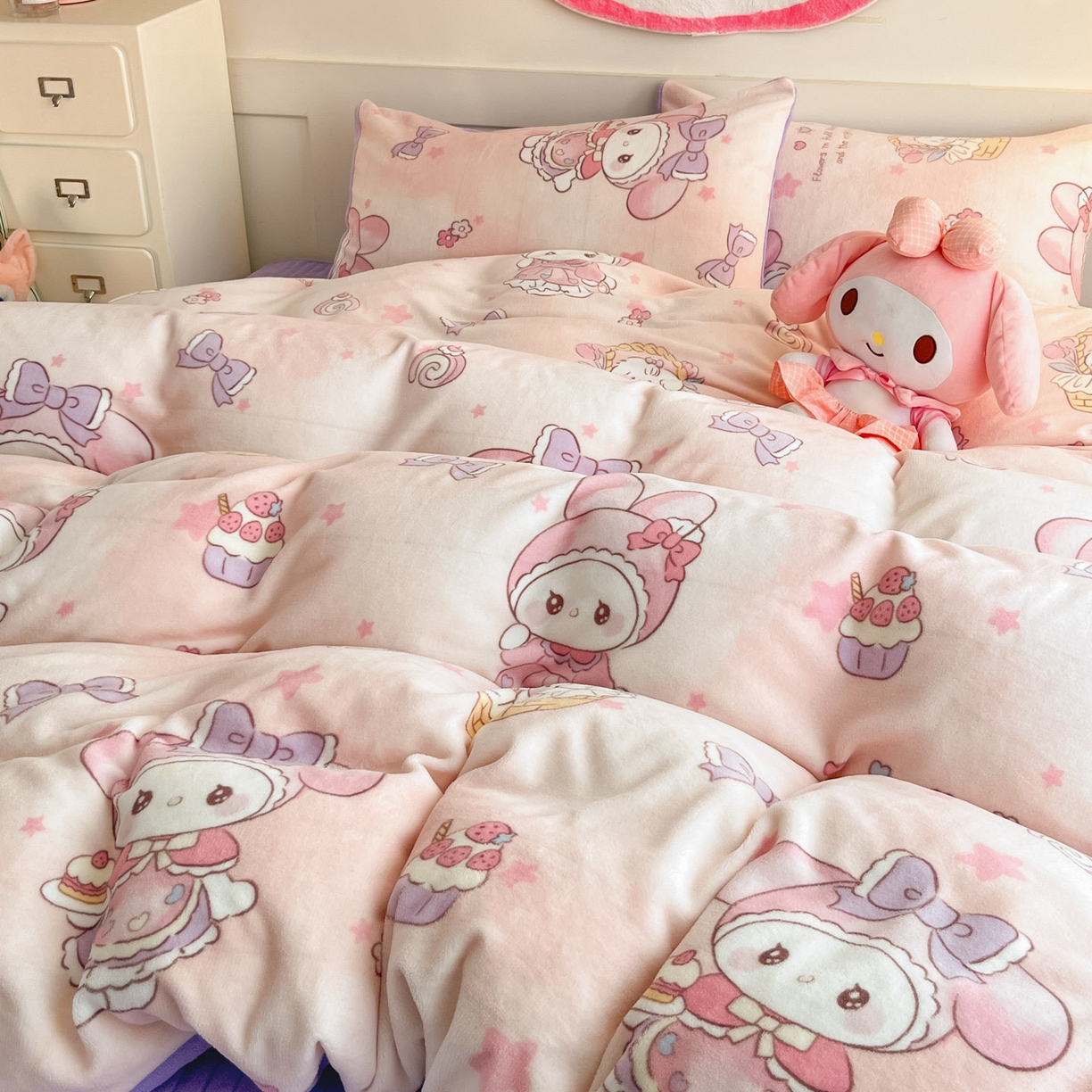 91家纺网 家纺一手货源 找家纺 （总）摩妮卡 2025新款牛奶绒印花夹棉床盖印花四件套