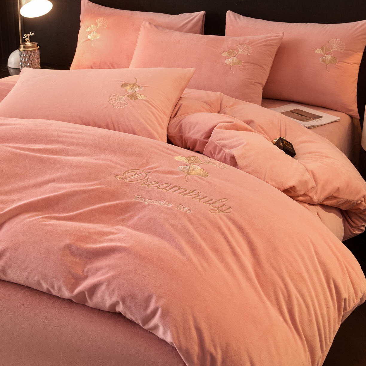 91家纺网 家纺一手货源 找家纺 如一 2025新款水晶绒刺绣四件套 银杏-浅豆沙