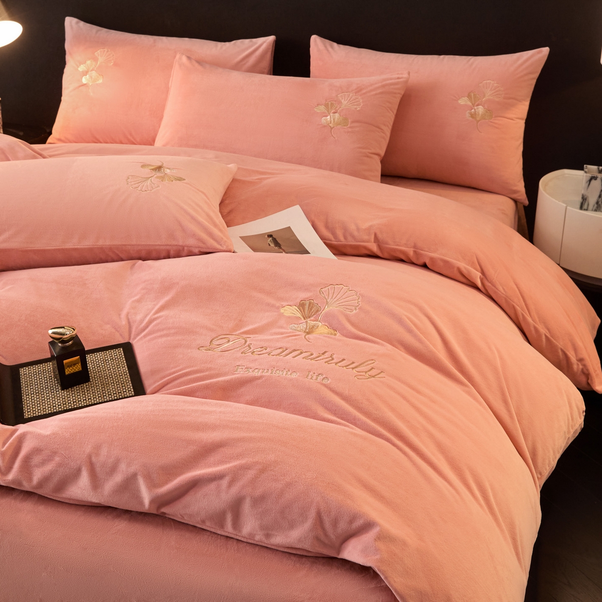 91家纺网 家纺一手货源 找家纺 如一 2025新款水晶绒刺绣四件套 银杏-浅豆沙