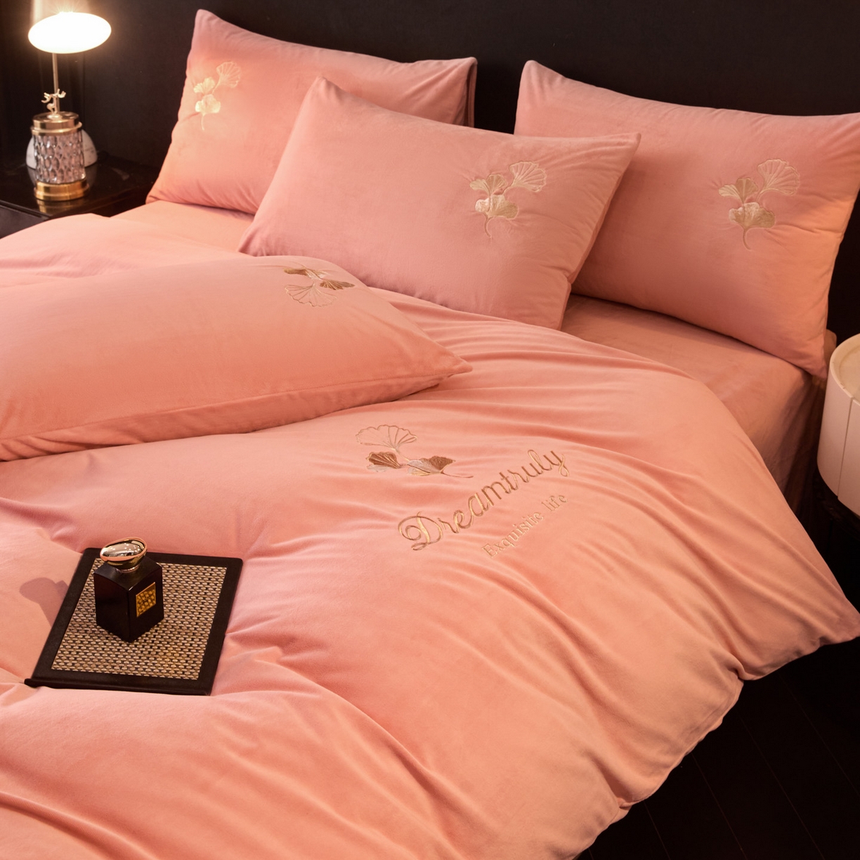 91家纺网 家纺一手货源 找家纺 如一 2025新款水晶绒刺绣四件套 银杏-浅豆沙