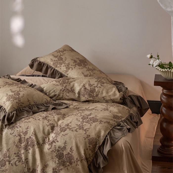 91家纺网 家纺一手货源 找家纺 金奇达家纺 2025新款保暖羽零™空气拉绒加厚双感棉绒四件套全棉双层纱【法式复古】（会员减30元）双感棉绒【法式复古】系列，标准号全网控价（折后券后）不低于228元 赫本的午后-咖