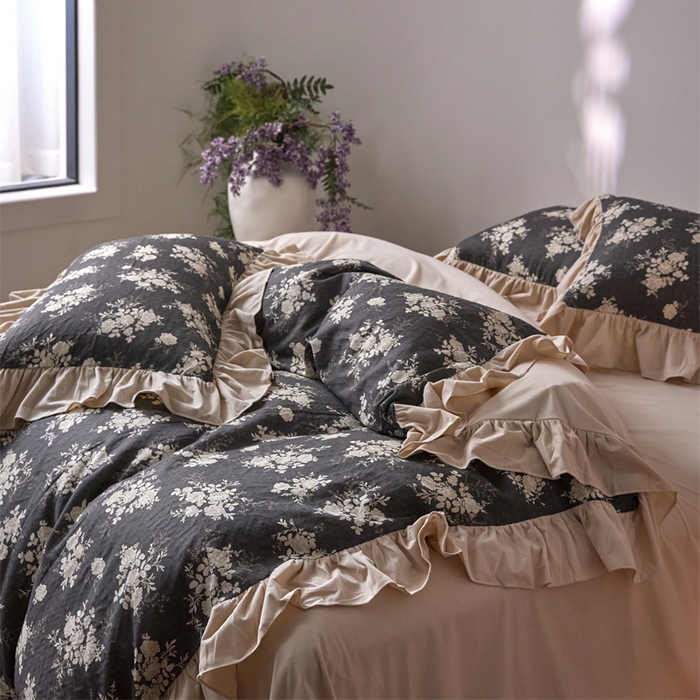 91家纺网 家纺一手货源 找家纺 金奇达家纺 2025新款保暖羽零™空气拉绒加厚双感棉绒四件套全棉双层纱【法式复古】（会员减30元）双感棉绒【法式复古】系列，标准号全网控价（折后券后）不低于228元 灰烬蔷薇