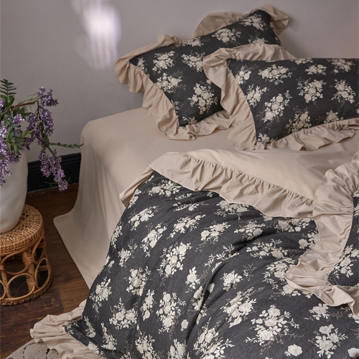 91家纺网 家纺一手货源 找家纺 金奇达家纺 2025新款保暖羽零™空气拉绒加厚双感棉绒四件套全棉双层纱【法式复古】（会员减30元）双感棉绒【法式复古】系列，标准号全网控价（折后券后）不低于228元 灰烬蔷薇