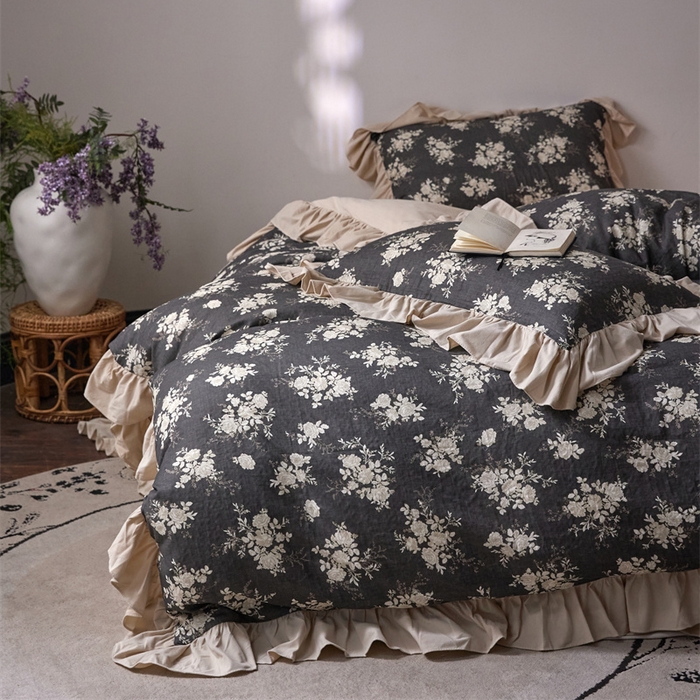 91家纺网 家纺一手货源 找家纺 金奇达家纺 2025新款保暖羽零™空气拉绒加厚双感棉绒四件套全棉双层纱【法式复古】（会员减30元）双感棉绒【法式复古】系列，标准号全网控价（折后券后）不低于228元 灰烬蔷薇