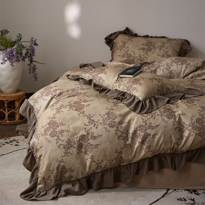 91家纺网 家纺一手货源 找家纺 金奇达家纺 2025新款保暖羽零™空气拉绒加厚双感棉绒四件套全棉双层纱【法式复古】（会员减30元）双感棉绒【法式复古】系列，标准号全网控价（折后券后）不低于228元 赫本的午后-咖