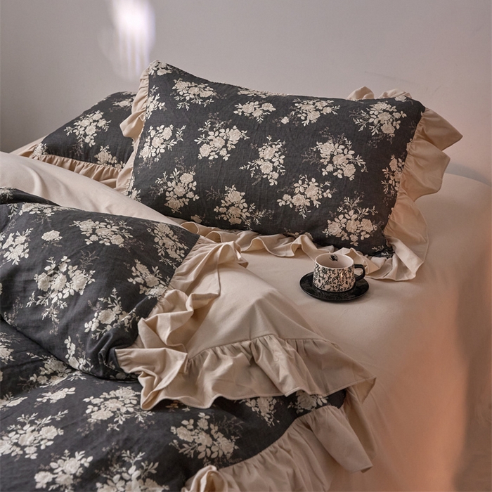 91家纺网 家纺一手货源 找家纺 金奇达家纺 2025新款保暖羽零™空气拉绒加厚双感棉绒四件套全棉双层纱【法式复古】（会员减30元）双感棉绒【法式复古】系列，标准号全网控价（折后券后）不低于228元 灰烬蔷薇