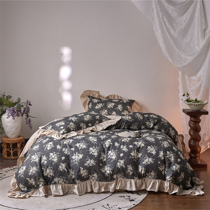 91家纺网 家纺一手货源 找家纺 金奇达家纺 2025新款保暖羽零™空气拉绒加厚双感棉绒四件套全棉双层纱【法式复古】（会员减30元）双感棉绒【法式复古】系列，标准号全网控价（折后券后）不低于228元 灰烬蔷薇