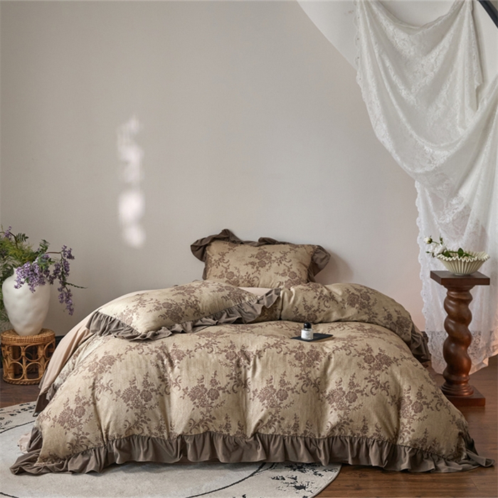 91家纺网 家纺一手货源 找家纺 金奇达家纺 2025新款保暖羽零™空气拉绒加厚双感棉绒四件套全棉双层纱【法式复古】（会员减30元）双感棉绒【法式复古】系列，标准号全网控价（折后券后）不低于228元 赫本的午后-咖