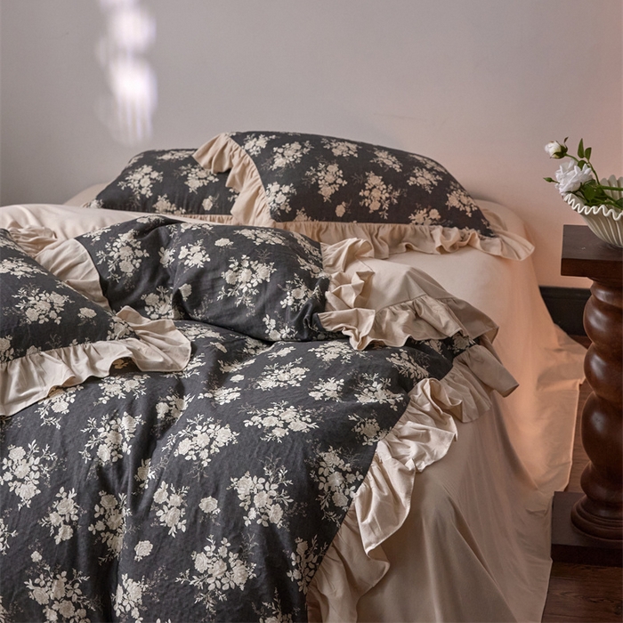 91家纺网 家纺一手货源 找家纺 金奇达家纺 2025新款保暖羽零™空气拉绒加厚双感棉绒四件套全棉双层纱【法式复古】（会员减30元）双感棉绒【法式复古】系列，标准号全网控价（折后券后）不低于228元 灰烬蔷薇