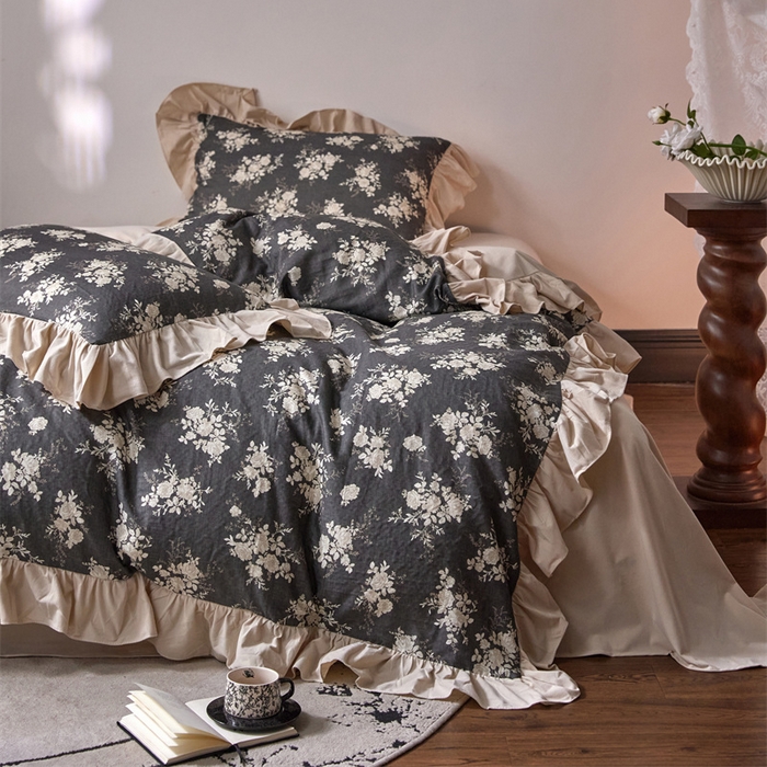 91家纺网 家纺一手货源 找家纺 金奇达家纺 2025新款保暖羽零™空气拉绒加厚双感棉绒四件套全棉双层纱【法式复古】（会员减30元）双感棉绒【法式复古】系列，标准号全网控价（折后券后）不低于228元 灰烬蔷薇