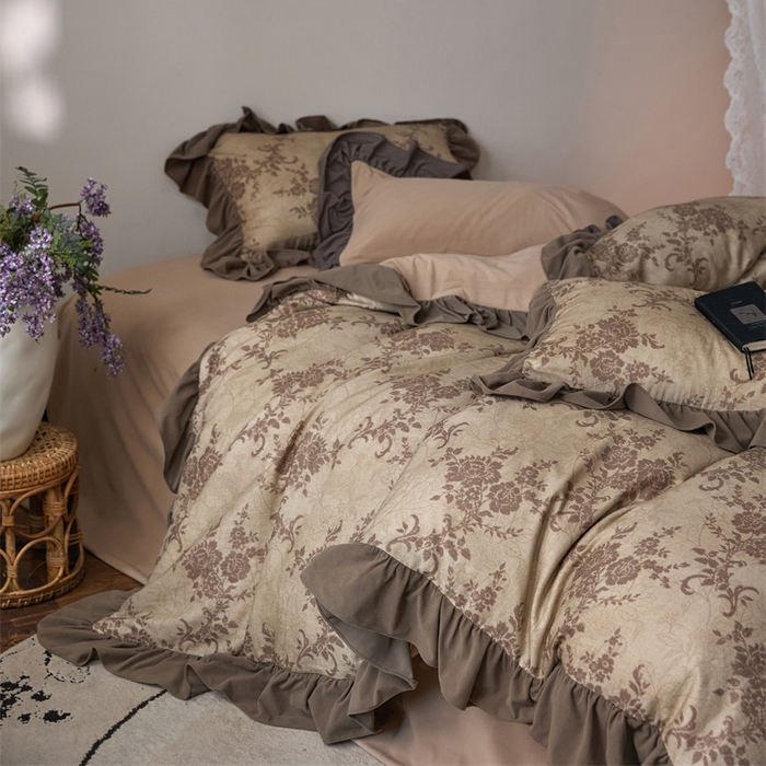 91家纺网 家纺一手货源 找家纺 金奇达家纺 2025新款保暖羽零™空气拉绒加厚双感棉绒四件套全棉双层纱【法式复古】（会员减30元）双感棉绒【法式复古】系列，标准号全网控价（折后券后）不低于228元 赫本的午后-咖