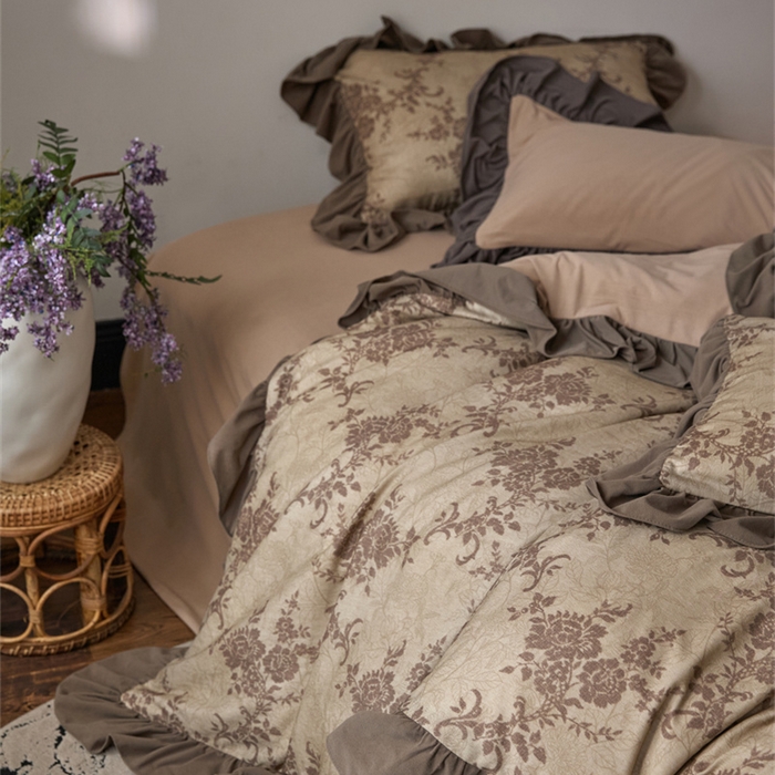 91家纺网 家纺一手货源 找家纺 金奇达家纺 2025新款保暖羽零™空气拉绒加厚双感棉绒四件套全棉双层纱【法式复古】（会员减30元）双感棉绒【法式复古】系列，标准号全网控价（折后券后）不低于228元 赫本的午后-咖