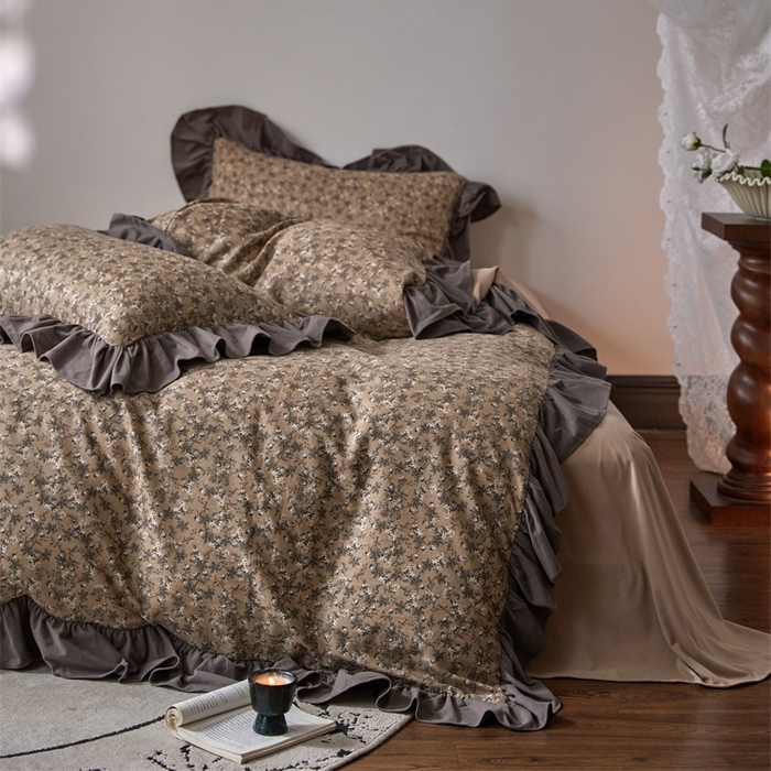 91家纺网 家纺一手货源 找家纺 金奇达家纺 2025新款保暖羽零™空气拉绒加厚双感棉绒四件套全棉双层纱【法式复古】（会员减30元）双感棉绒【法式复古】系列，标准号全网控价（折后券后）不低于228元 枫丹白露-咖