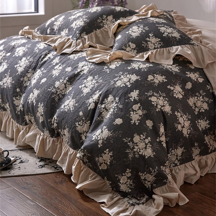 91家纺网 家纺一手货源 找家纺 金奇达家纺 2025新款保暖羽零™空气拉绒加厚双感棉绒四件套全棉双层纱【法式复古】（会员减30元）双感棉绒【法式复古】系列，标准号全网控价（折后券后）不低于228元 灰烬蔷薇